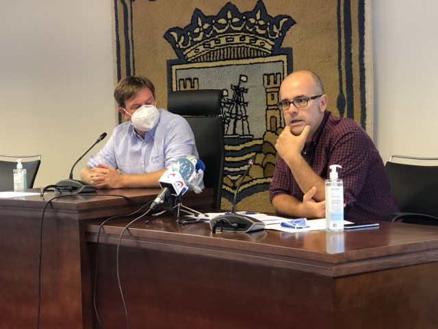 Archivo - El alcalde de Sada, Benito Portela, junto al representante del ayuntamiento en la comisión de expertos del Pazo de Meirás, Francisco Montouto