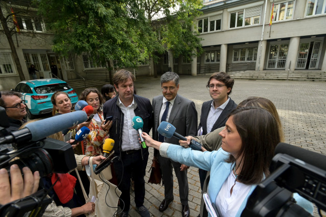 Archivo - El alcalde de Sada, Benito Portela, en declaraciones a los medios de comunicación