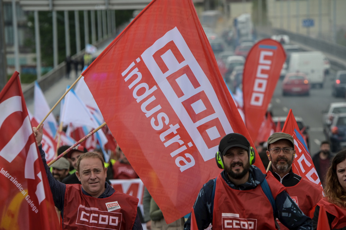 Archivo - Varias personas con banderas de CCOO durante una manifestación con motivo de la tercera jornada de la huelga del sector siderometal, a 18 de mayo de 2022, en Oleiros, A Coruña (España). L