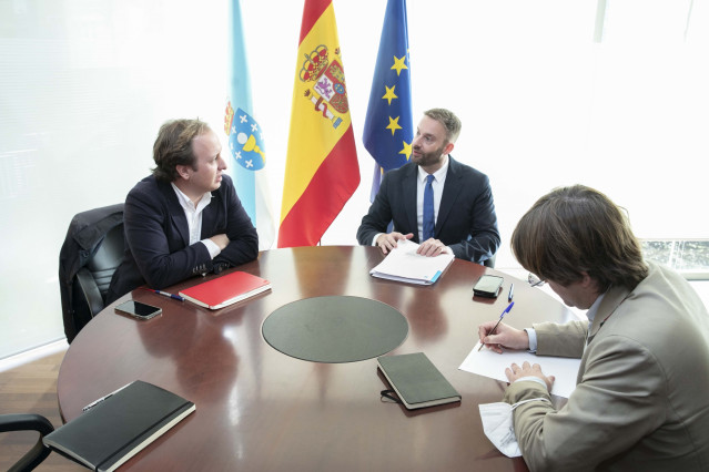 El concejal de Urbanismo, Vivenda, Infraestruturas e Mobilidade, Francisco Díaz Gallego; el director da Axencia Galega de Infraestruturas, Francisco Menéndez; y el delegado territorial da Xunta en A Coruña, Gonzalo Trenor
