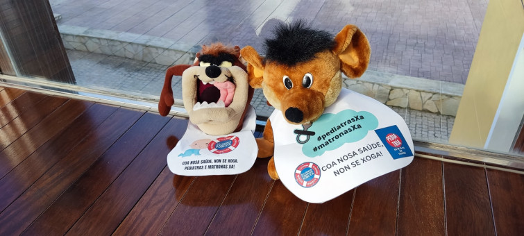 Peluches a las calles de A Mariña porque los niños tardan semanas en poder ir al pediatra