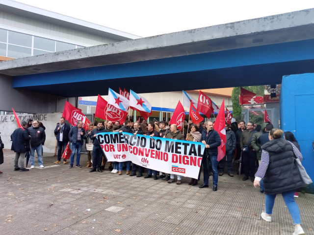 Decenas de trabajadores del comercio del metal de Pontevedra se concentran en Vigo para pedir un convenio 