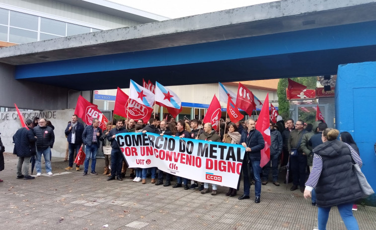 Trabajadores del comercio del metal de Pontevedra se concentran para pedir un convenio 