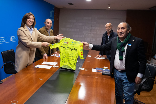 La conselleira de Medio Ambiente, Territorio e Vivenda, Ángeles Vázquez, en una reunión con el presidente del Club Rías Baixas, José Luis Chamorro.