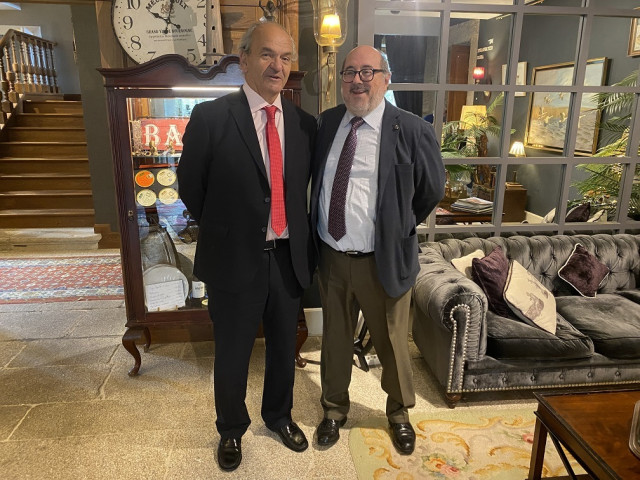 El presidente de Papelera de Brandia, Víctor Pita, y el decano del Colegio Oficial de Químicos de Galicia (Colquiga), Manuel Rodríguez Méndez.