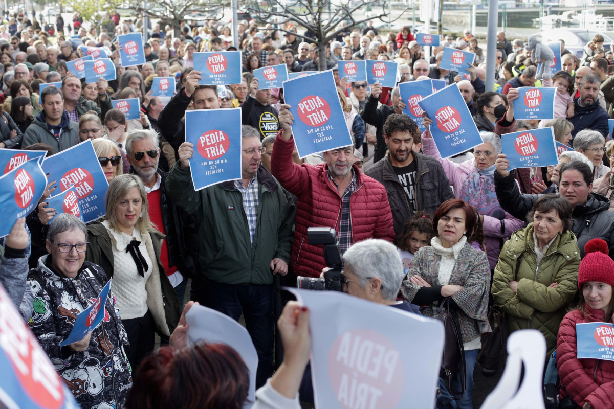 Varias personas protestan en una concentración convocada por la Plataforma na Defensa da Sanidade Pública da Mariña para denunciar la falta de pediatras, frente al centro de salud de Viveiro, a 20 