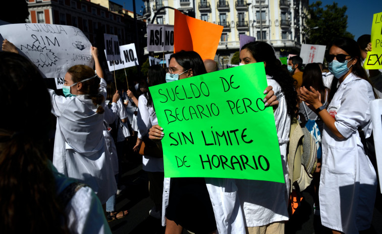 Miles de jóvenes sanitarios españoles emigran porque los salarios son mejores fuera, indica un estudio