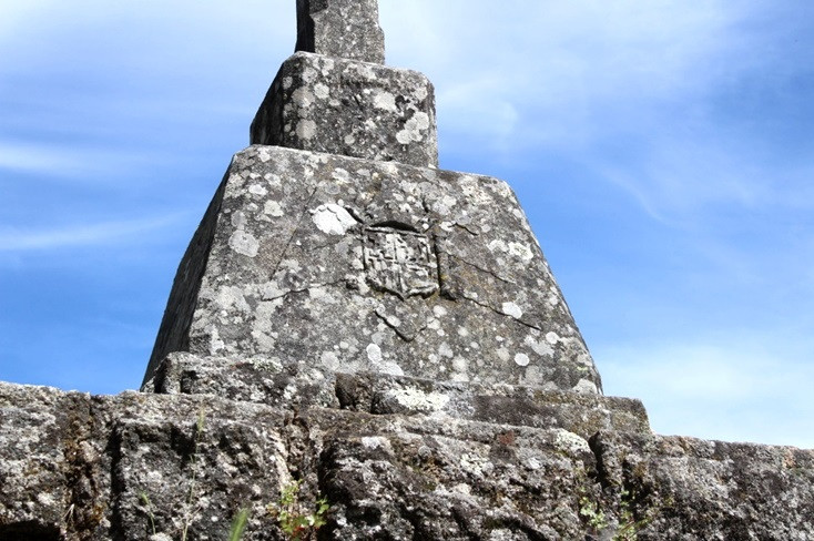 La nueva Ley de Memoria Histórica lleva a Celanova (Lugo) a debatir la retirada del símbolo falangista del Outeiro da Obra.