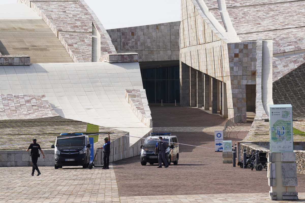 Archivo - Dos furgones y agentes de la Policía Nacional en las inmediaciones de la Cidade de Cultura durante el desalojo por amenaza de bomba, a 7 de octubre de 2022, en Santiago de Compostela, A Cor