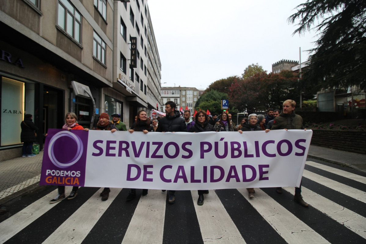 Pancarta de Podemos en la reciente manifestaciu00f3n a favor de la CRTVG en Compostela