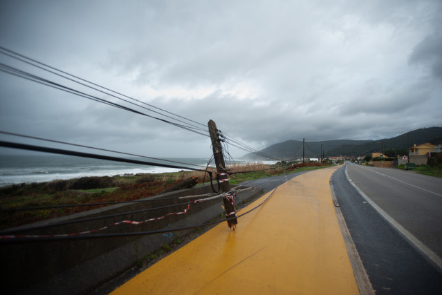 Archivo - Poste de la luz caído debido al viento, en la zona de Santa Maria de Oia hasta Cabo Silleiro, a 20 de octubre de 2022, en Pontevedra, Galicia, (España). La borrasca Armand es la primera de gran impacto de la temporada que afectará a Galicia y al