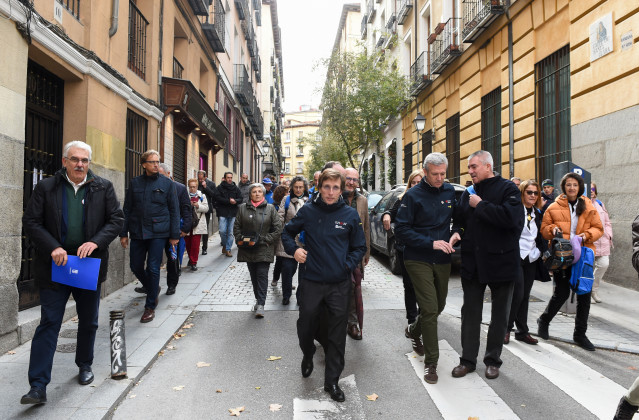 El alcalde de Madrid, José Luis Martínez-Almeida (5d), y el presidente de la Xunta de Galicia, Alfonso Rueda (4d), a su llegada a la inauguración de la nueva ruta saludable del Camino de Santiago, en la Plaza de Santiago, a 22 de noviembre de 2022, en Mad