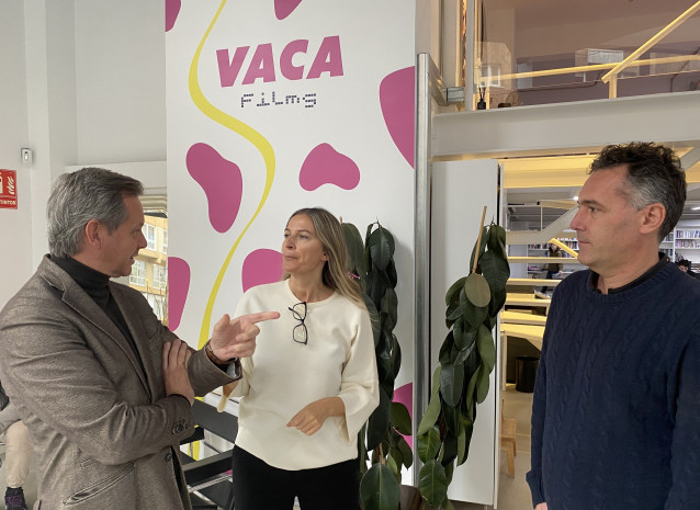 El delegado del Gobierno en Galicia, José Miñones, con los gerentes de la productora audiovisual Vaca Films, Borja Pena y Emma Lustres