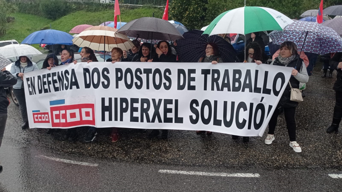 Unos 70 trabajadores de Hiperxel de las provincias de A Coruña y Lugo se manifiestan en Vigo ante la sede de la empresa.