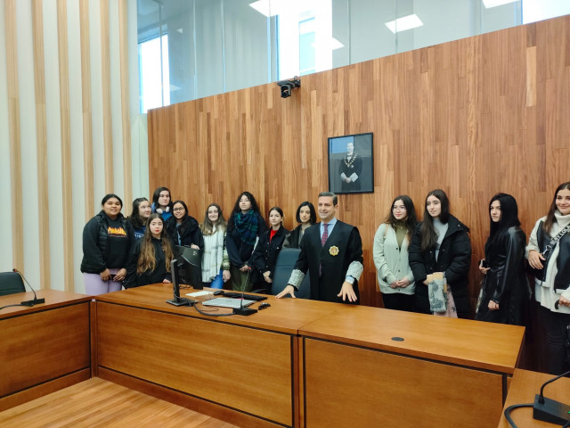 El juez decano de Vigo, Germán Serrano, recibe en la Sala de vistas número 5 de la Ciudad de la Justicia de Vigo a 17 alumnos del C.P.R. San Miguel.