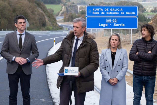 El presidente de la Xunta, Alfonso Rueda, acompañado de la conselleira de Infraestruturas e Mobilidade, Ethel Vázquez, en la puesta en servicio de la autovía AG-22 Nadela-Sarria, en el trecho A Pobra de San Xiao - Sarria Centro, 23/11/22.