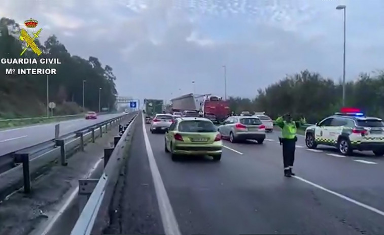 Tráfico corta la autovía A-55 en Tui (Pontevedra) por obras varios días