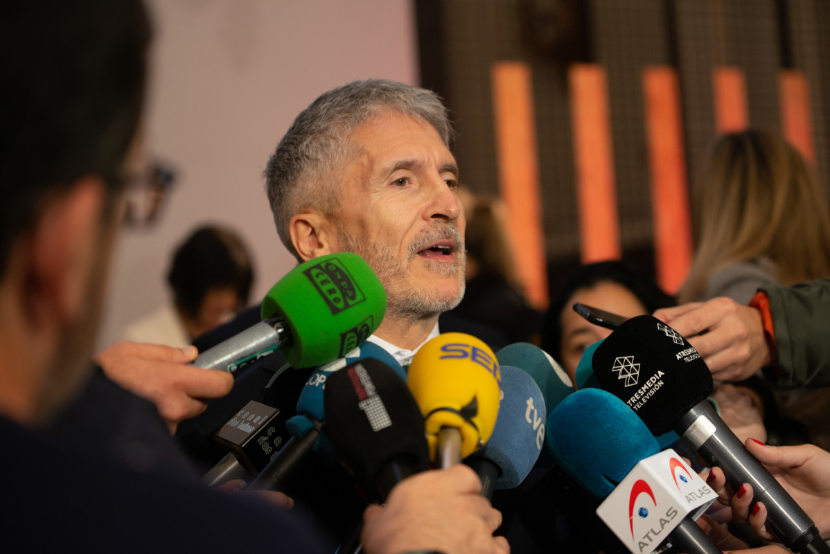 El ministro del Interior, Fernando Grande-Marlaska, atiende a los medios durante la clausura el acto organizado con motivo del Día Internacional de la Eliminación de la Violencia contra la Mujer, en