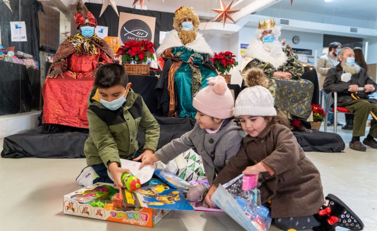 Regala en gallego esta Navidad: A Mesa presenta el catálogo con libros, juegos, discos, ropa...de Galicia