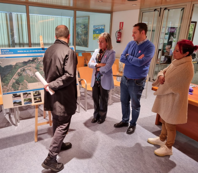 La conselleira de Infraestruturas e Mobilidade, Ethel Vázquez, visita Mugardos (A Coruña) en compañía del alcalde, Juan Domingo de Deus.