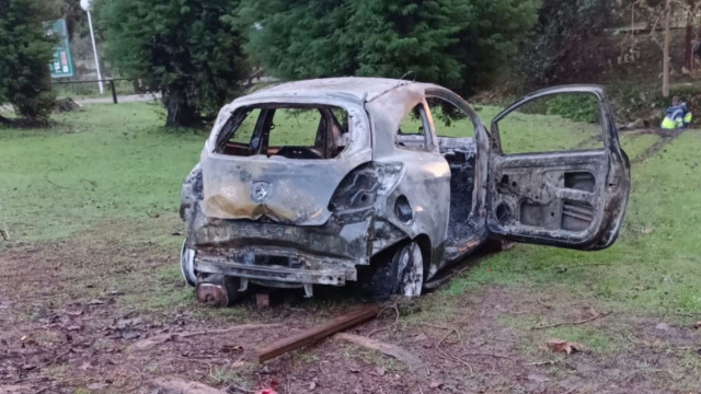 Aparece un vehículo envuelto en llamas en los campos de golf del Real Aero Club de Vigo.