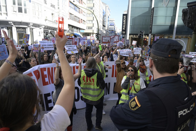 Trabajadores se manifiestan con pancartas durante la segunda jornada de huelga de las tiendas de Inditex en A Coruña