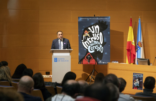 El conselleiro de Sanidade, Julio García Comesaña, interviene en la presentación 'Un intruso no meu cerebro'.