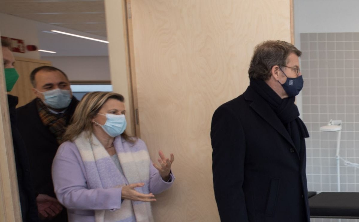 El conselleiro Almuu00edu00f1a, la gerente Nuu00f1ez y el presidente Nuu00f1ez Feiju00f3o inaugurando el Centro de Sau00fade de O Milladoiro