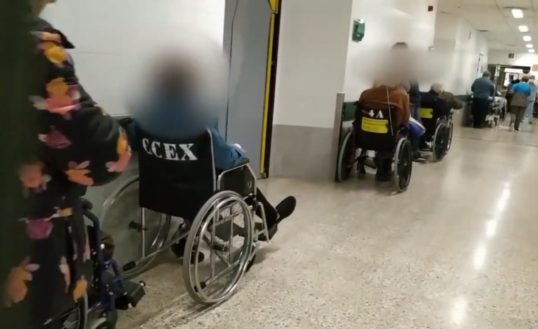 (VÍDEO) Colapsan otra vez las urgencias del hospital CHUS de Santiago con docenas de pacientes graves en el pasillo