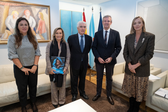 El presidente de la Xunta, Alfonso Rueda, acompañado de la conselleira de Política Social e Xuventude, Fabiola García, se reúne con representantes de Unicef