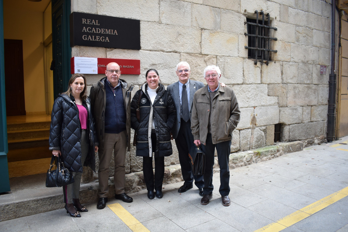El presidente de la RAG, Víctor F. Freixanes, reunido con los representantes de la Mesa Coordinadora Don Paco en la sede de la academia.