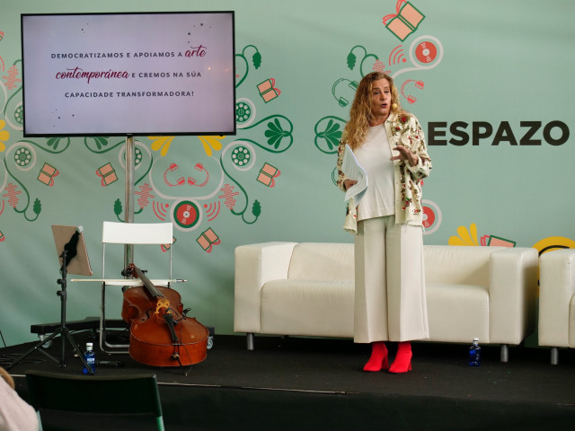 La presidenta de la Diputación de Pontevedra, Carmela Silva, presenta el programa cultural de la institución para el 2023 en la feria Culturgal.