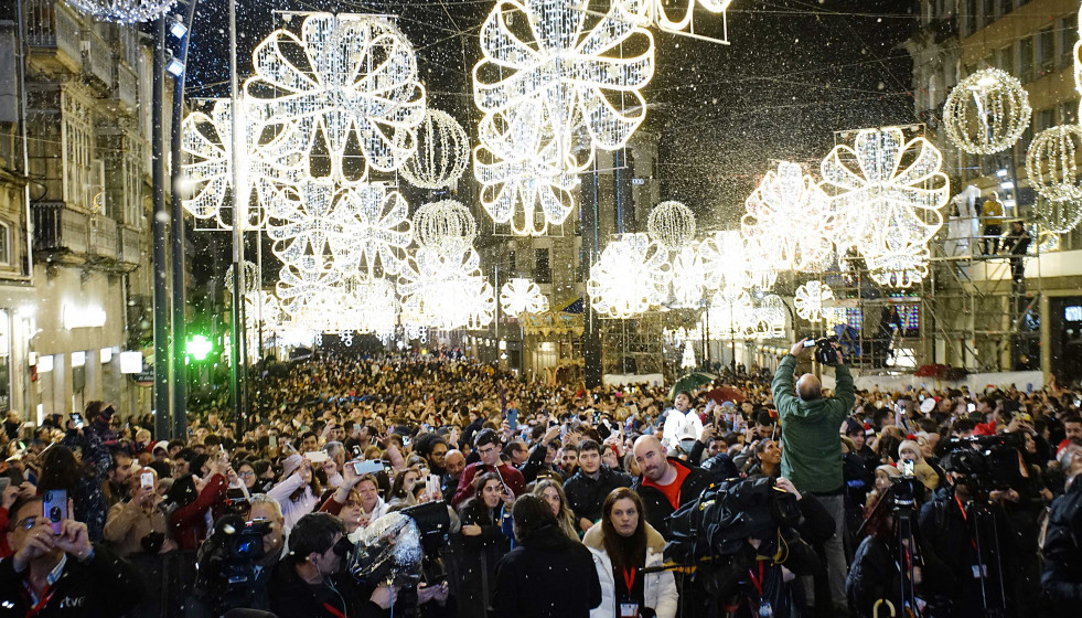 Los vigueses disfrutan del encendido de las luces de Navidad 2022, a 15 de noviembre de 2022, en Vigo, Pontevedra, Galicia.