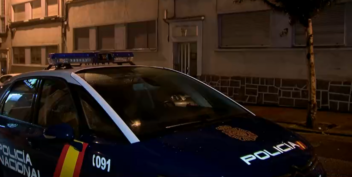 Coche de la Policu00eda delante del portal del piso de A Milagrosa en Lugo donde se produjo el asesinato en una imagen de la CRTVG