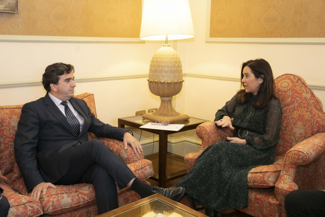 La alcaldesa de A Coruña, Inés Rey, y el presidente de la Autoridad  Portuaria, Martín Fernández Prado, en un encuentro para planificar la organización de 'Tall Ships Races 2023'