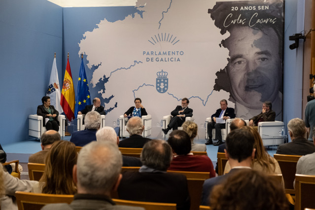 Homenaje póstumo en el Parlamento de Galicia a Carlos Casares, con el expresidente Mariano Rajoy, y el ex alcalde de A Coruña, Francisco Vázquez, entre otros.