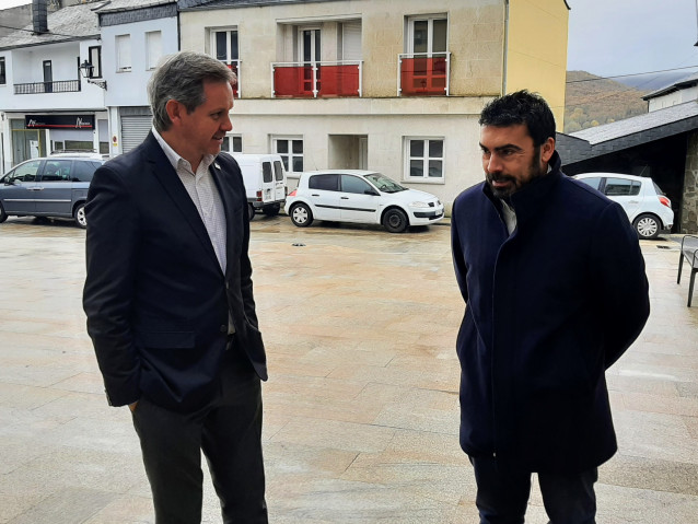 El delegado del Gobierno, José Miñones, visita A Veiga (Ourense) en compañía del alcalde, Juan Anta.