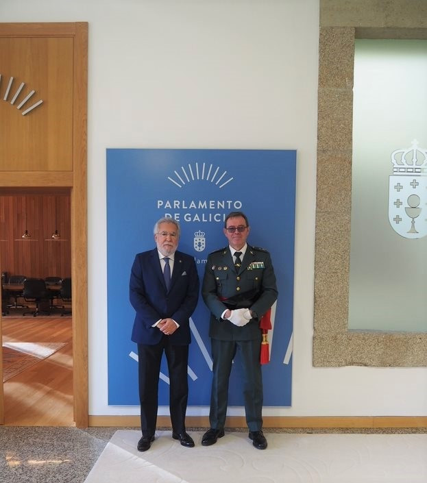 El presidente del Parlamento de Galicia, Miguel Ángel Santalices, ha recibido este lunes al nuevo jefe de la Guardia Civil en Galicia, Miguel Ángel González Arias