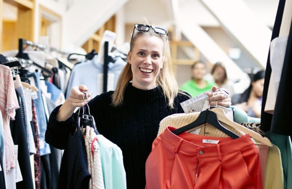 Moda en una imagen de NA KD