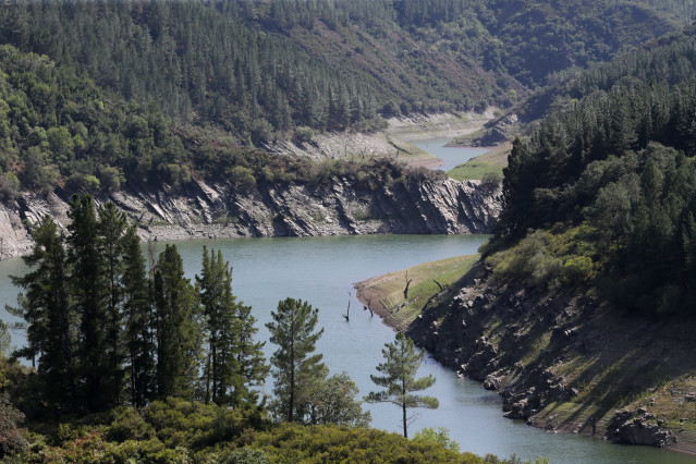 Archivo - Recorrido del embalse con poco caudal, a 26 de agosto de 2022, en Negueira de Muñiz, Lugo, Galicia (España). El embalse de Grandas de Salime, sobre la cuenca del río Navia, se encuentra en el 44,74% de su capacidad. Esta circunstancia deja ver l