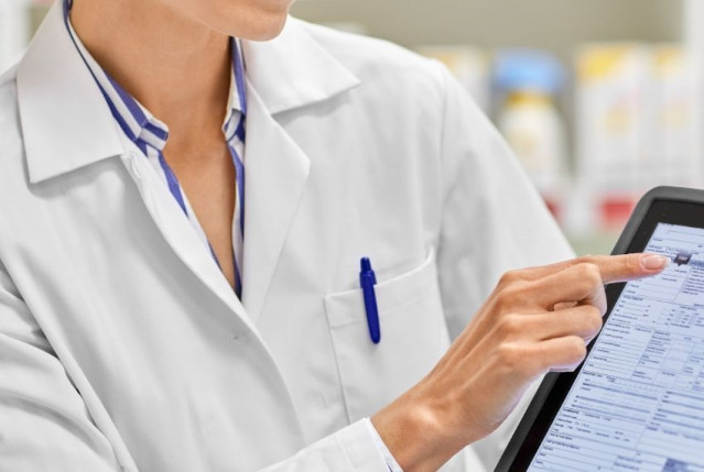 Archivo - Médico y prescripción de receta