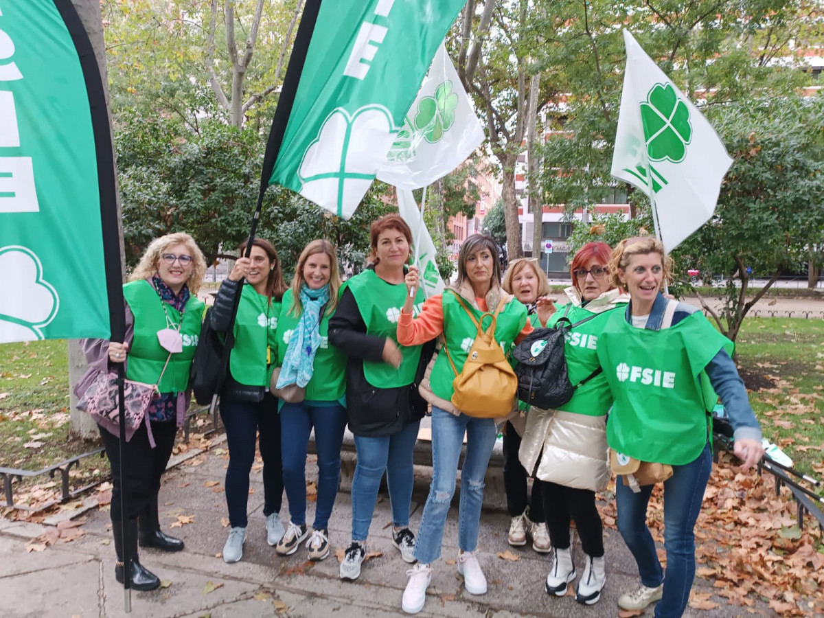 Profesoras en una pasada movilizaciu00f3n del sindicato FSIE Galicia