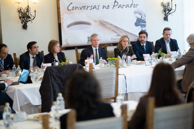 El presidente de la Xunta, Alfonso Rueda, y la delegada territorial de Ferrol, Martina Aneiros, asisten al almuerzo informativo de 'Conversas no Parador' organizado por el Club de Prensa de Ferrol, 29/11/22.
