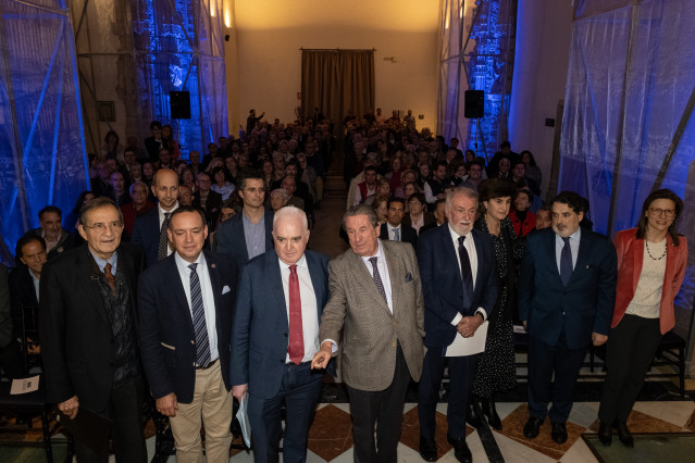 El exalcalde de A Coruña, Francisco Vázquez (5d), el exministro del Interior Jaime Mayor Oreja (4d), y la política vasca María San Gil (3d) en el acto de presentación de la organización NEOS en el parador del Hostal dos Reis Católicos, en Santiago.