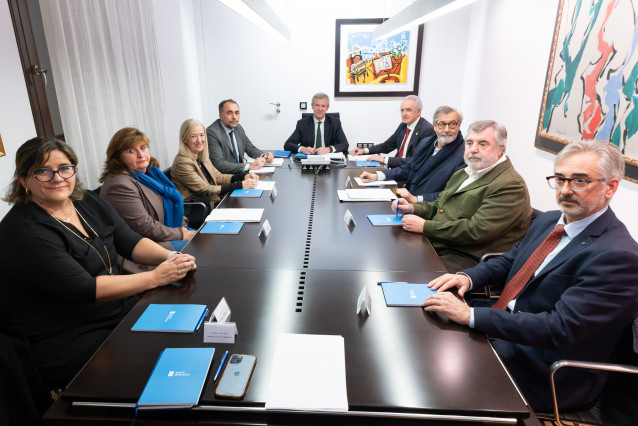El presidente de la Xunta, Alfonso Rueda, y el conselleiro de Sanidade, Julio García Comesaña, en una reunión con el Consello Galego de Colexios Médicos.
