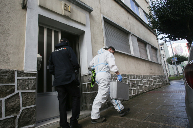 Dos agentes de Policía Nacional en la puerta de la vivienda donde fue localizado el cadáver de Cristina Cabo.