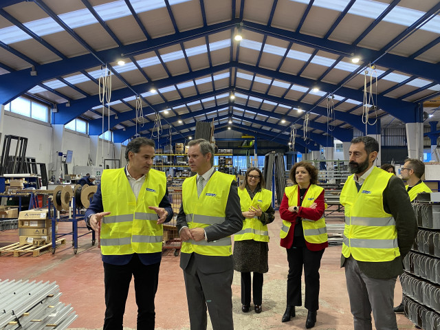 El delegado del Gobierno en Galicia, José Miñones; el presidente ejecutivo de Aluman, Manuel Ángel Pose Palleiro; la directora general, Rosa Carril; y la subdelegada en A Coruña, María Rivas, en las instalaciones del Grupo Aluman