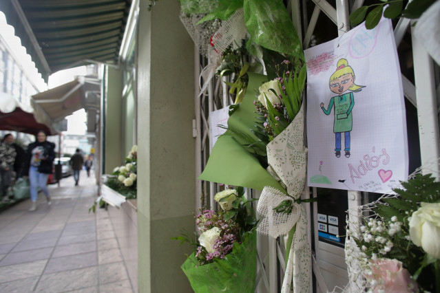 Un dibujo y varias flores colgadas en la tienda de alimentación donde trabajaba Cristina Cabo.