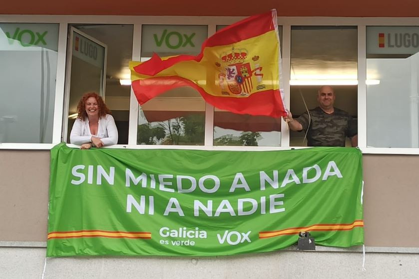 Tejeiro en el balcu00f3n de la sede de Vox Lugo