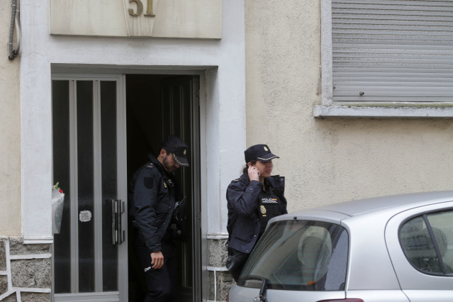 Dos agentes de Policía Nacional en la puerta de la vivienda de Cristina Cabo en Lugo.